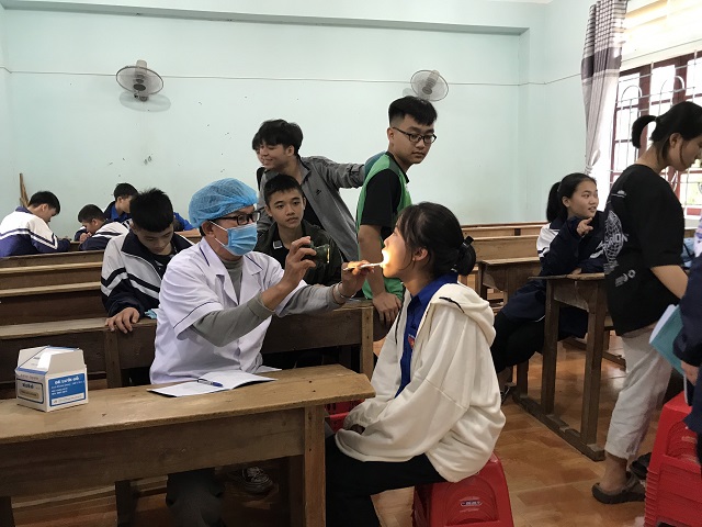 TTYT NGHĨA ĐÀN: KHÁM SỨC KHOẺ CHO HỌC SINH TRƯỜNG THPT CỜ ĐỎ