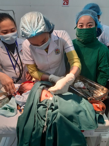 TTYT Nghĩa Đàn làm chủ kỹ thuật đặt ống thông catheter tĩnh mạch rốn trong hồi sức sơ sinh
