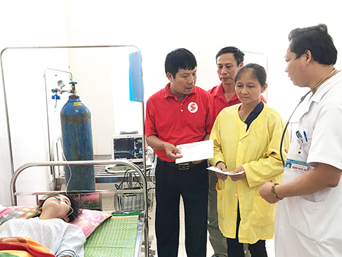 Hội CTĐ huyện Nghĩa Đàn trao quà cho bệnh nhân có hoàn cảnh khó khăn đang điều trị tại Trung tâm y t